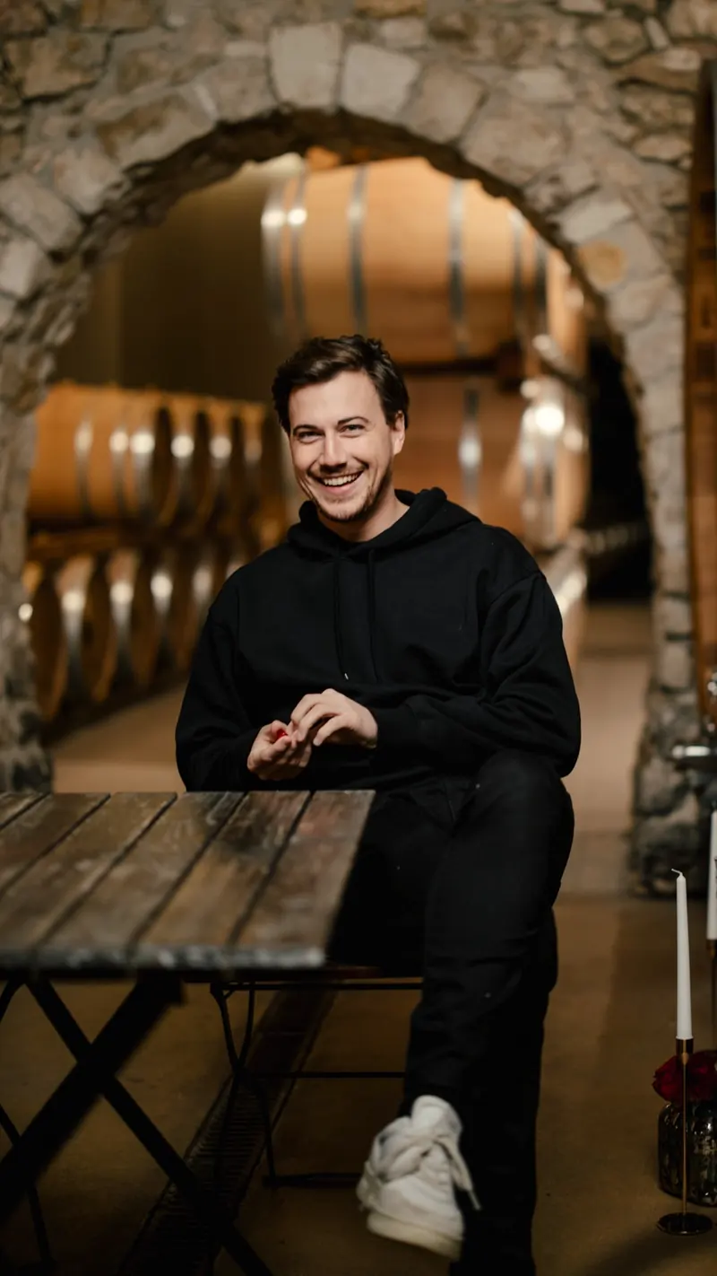 Pascal lacht im Weinkeller